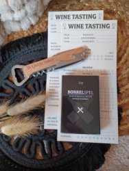 Borrelpakket-Borrelbox Cadeau-Borrelspel-Kaartspel-Cocktailrecepten-Vragenspel-Borrelhapjes-Recepten-Kerstpakket-Relatiegeschenk-Kerst-Sint-Wine-Tasting Cards-Wijnproeverij-Wijnen-Flessenopener-Wijnkenner-Sommelier-Multitool-Wijntje erbij-Wijnen