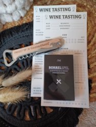 Borrelpakket-Borrelbox Cadeau-Borrelspel-Kaartspel-Cocktailrecepten-Vragenspel-Borrelhapjes-Recepten-Kerstpakket-Relatiegeschenk-Kerst-Sint-Wine-Tasting Cards-Wijnproeverij-Wijnen-Flessenopener-Wijnkenner-Sommelier-Multitool-Proost-Op je gezondheid