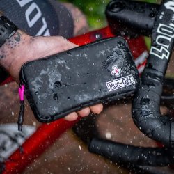 Regenbestendige Muc-Off Essentials Case Zwart - Fiets Telefoonhouder Tas Fietsportemonnee met Rits - Fietsaccessoires voor het Opbergen van Telefoon en Fietsgereedschap